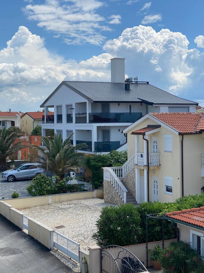 Apartment Vila Lina Vir Bagian luar foto